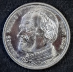 Medalha comemorativa da visita do Papa João Paulo II no Santuário de Nossa Senhora da Conceição Aparecida em 1980, em aço inoxidável, diâm. 2.7 cm // e 6.7 g // bordo liso // Anverso: Efigie do Papa João Paulo II (Karol Józef Wojtya (* Wadowice, Polônia, 1920/+ Palácio Apostólico, Vaticano, 2005), ladeado pela inscrição Joannes Paulus II / Pont. Max. // Reverso: Efigie da Padroeira do Brasil, ladeada pela inscrição Brasil 1980 / N. S. Aparecida.