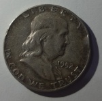 Moeda EUA-hALF dólar- 1952-PRATA- 12.5 GRAMAS-30.6MM ATENÇÃO- OBSERVAÇÃO  E PEQUENO AMASSO NA SERRILHA.