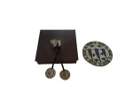 Caixa em madeira da Frivolité Chocolate com pega medalhões em aço representando estrela de Davi,  20 x 20, Alt. 5 cm,(madeira com desgaste)  e um  azulejo circular pintado à mão policromado, Diam. 16 cm.