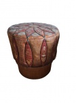 Pufe executado em couro com pinturas à mão representando  egípcios Diam. 48, Alt. 49 cm. apoiado e base de madeira, o couro apresenta desgastes, 