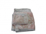 Kit toalhas sendo 2 de banho e 1 de rosto Storehouse na cor rosa e cinza com leves manchas.
