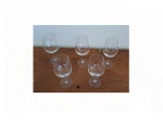 Cinco taças em fino cristal  chancelaria Spiegelau para vinho tinto, sendo 2 iguais e 1 ligeiramente diferente, Alt. 23, Diam. 8 cm.