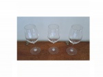 Três taças em fino cristal  chancelaria Spiegelau para vinho branco, Alt. 23, Diam. 7 cm.