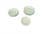 Guarnição em porcelana Schmidt na cor branca com bordas oitavadas composto de: 6 pratos principais,  5 pratos para sopa e 6 para sobremesa, Diam. 27 a 19 cm. Total: 16 peças.