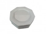 Sete pratos principais em porcelana Schmidt na cor branca com bordas oitavadas, Diam. 27 a 19 cm..