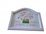 Quadro decorativo pintado em madeira Love make a house a home, 45 x 35 cm..