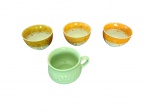 Três  bowls e porcelana Rossana Marrakesh inspirados em antigas peças indianas, marcados na base e um consumê em cerâmica na cor verde grafado  Soup.Diam.12 a 9, Alt. 8 a 7 cm.