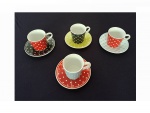 Quatro canecas para café e porcelana com pires decoradas com poi coloridos,  8 x 8 cm.