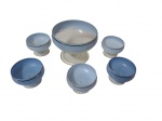 Fruteira em cristal e cinco bowls patinados de azul com frisos dourados apoiado em base translúcida. Alt. 14 a 8 Diam. 19 e 10 cm.