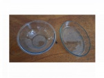 Dois pyrex sendo um circular (borda lascada)e outro oval, 27 x 10 cm e  30 x 21 cm.