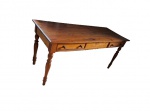 Mesa de encostar em Pinho de Riga, com par de gavetas laterais sustentada por pernas torneadas,  Com. 176, Prof. 68, Alt. 80 cm.
