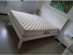 Cama para casal  king em madeira nobre patinada de branco, 170 x 210, Alt. 131 cm.