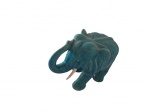 Escultório e cerâmica patinado de azul representando elefante, uma presa quebrada, 32 x 16, Alt. 24 cm.