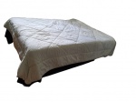Edredom double face em matelassê na cor creme.