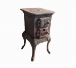 Antiga Salamandra  Fundimig, Cláudio MG, à lenha executada em fer forget,  com marcas do  em perfeito estado, sem rachaduras, tempo, 37 x 43, Alt. 70 cm.