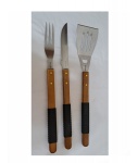 Três peças para servir churrasco by Westerns sendo uma pá, um garfo e uma faca e inox e cabo de madeira  emborrachada, Com. 50 cm.