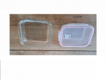Pyrex  com tapa hermética e outro Marinex sem tampa, 21 x 18 e  20 x 15 cm.