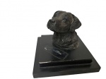 Busto de cachorro em resina sobre base de madeira, 15 x 15, Alt.  14 cm.