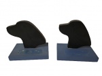 Par de talhas em madeira representando cachorros, 20 x 10 e 15 x 10 cm.