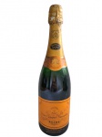 Champagne Veuve Clicquot Ponsardin Res France, 750 ml. Um pouco do produto foi evaporado.