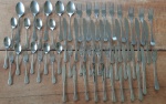 Parte de faqueiro em aço sendo: 10 facas principais, 10 garfos principais, 5 colheres para sopa, 9 garfos para sobremesa, 12 facas para sobremesa e 9 colheres para sobremesa, Total: 56 peças.