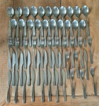 Parte de faqueiro em Tramontina sendo: 7 facas principais, 10 garfos principais, 11 colheres para sopa, 6 garfos para sobremesa, 9 facas para sobremesa e 10 colhers para sobremesa, Total: 56 peças.