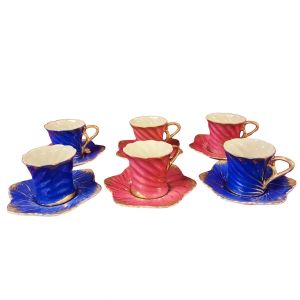 WINDSOR - Conjunto de xícaras de cafézimho, em porcelana vitrificada da marca Windsor, conjunto clássico de gomos retorcidos, em diferentes cores azul e rosa e ricos detalhes de frisos dourados. Acompanha seus respectivos pires.
