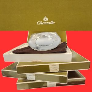 CHRISTOFLE PARIS - Conjunto de quatro sousplat em metal espessurado à prata, Sendo quatro Sousplat da manufatura CHRISTOFLE, coleção Malmaison, apresentado na caixa original. Medida caixa: 30cm.