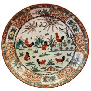 PORCELANA ORIENTAL - MEDALION, Lindo e antigo Medalion, decorado por cena central clássica dos serviços de galos em um jardim e elementos florais e pássaros, e ricos detalhes em frisos dourados. Medida: 7cm x 36cm.
