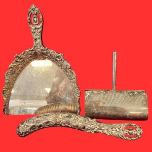 COLECIONISMO - Conjunto de cata-migalhas vintage anos 50 no estilo Art Nouveau, confeccionados em metal prateado, composto por uma pá e duas escova com acabamento em banho de prata.