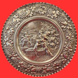 Magnifico medalhão antigo anos XIX, estilo art nouveau, com ricos detalhes em alto relevos, representando família Europeia campestre colhendo uvas, bordas em relevos, confeccionada em peça única em espessurado a prata. Medida: 42cm.