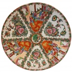 PORCELANA ORIENTAL -  Medallion, em porcelana madarin XIX, com rica decoração oriental em relevos policromada com cenas de cortesãos e reservas alternadas de pássaros e flores. Medida: 40cm.