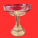 Magnifica Centro de mesa/fruteira Art Deco anos 40, confeccionado em metal espessurado a prateado, com pedestal inclui três colunas detalhadas em relevos e centro em cristal. Medida: 27cm x 23cm.