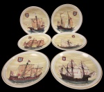 COLECIONISMO - Raro Conjunto de seis pratos decorativos, com pintura retratam caravelas portuguesas históricas,  coleção comemorativa dos 500 anos do descobrimento do Brasil, Cada prato contendo a historia da  pintura no verso. Medida: 24cm.