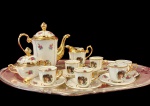 PORCELANA - Antigo Conjunto de chá vintage décadas de 1940 a 1960, adornado com cenas românticas e acabamentos em ouro, conjunto composto por seis xícaras com seus respectivos pires, uma leiteira, um bule e um açucareiro. Confeccionado em porcelana Real São Paulo. Obs, Não acompanha bandeja da foto.
