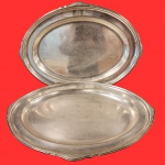 MAPPIN & WEBB'S PRINCES PLATE / ENGLAND - Par de Bandeja com brasão monogramado, confeccionado em peca única. Medida: 53cm x 40cm.