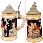 CERAMARTE - Linda e antiga Caneca Beer Stein décadas de 1960 Alemão, com tampa em metal decorado em arabescos. Confeccionada em cerâmica esmaltada com detalhes em relevo. Medida: 15cm x 11cm.