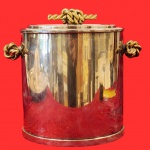 WOLFF - Antigo Balde de gelo anos 50, confeccionado em pesado metal espessurado a prateado, com alças laterais em metal dourado em formato de laço. Medida: 20cm x 23cm.