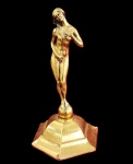 BRONZE - Antiga estatueta representando "Nú feminino sobre esfera", confeccionada em bronze, com sua base base sextavada. Medida: 18cm.