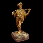BRONZE - Escultura, representando " Pescador" com acabamento no tom ouro velho. Com sua base em mármore. Medida: 17cm x 9cm.