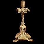 Antigo Castiçal, estilo vitoriano art nouveau, para uma vela, confeccionado em metal espessurado a prata, com decoração de folhas . Medida: 23cm.