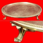 CHRISTOFLE - Antiga salva de mesa, início do século XIX, com quatro pés em formato de garras, confeccionado em metal espessurado a prateado, Marcada na base. Medida: 4cm x 15cm. obs. marcas do tempo.