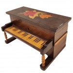COLECIONISMO - Raro e Antigo porta joia ao feito de Piano, em madeira nobre, com tampa em marqueterie de flores, forrado interno em camurça no tom vermelho. Medida: 24cm x 13cm x 16cm.