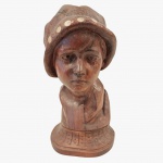 Grande e antiga escultura dita "Menina com Chapéu" esculpida em mono bloco de madeira, e aplicações em madrepérola . Altura 41 cm.