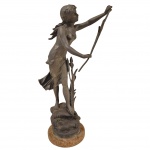 Bronze -  Antiga Escultura estilo Art Nouveau, circa 1900, representando figura feminina, em Peti bronze, base em mármore. Medida: 40cm x 22cm. Obs, apresenta marca do tempo.