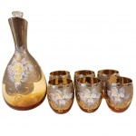 CRISTAL BOHEMIA - Conjunto vintage anos 50, constando seis copos, e uma licoreira, confeccionado em cristal no tom iridescente, com rica pintura feita a mão no padrão de flores em relevos e frisos dourados. Medida copos: 8cm. Medida licoreira: 25cm.