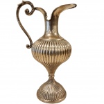 Antigo Jarro Português, anos 50, decorado em caneluras em relevos, pega toda ornamentada em relevo, em metal espessurado a prata. Medida: 37cm x 23cm.