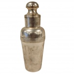 Antiga e Pesada coqueteia Art Deco, décadas de 1920 , em pesado metal banhada a prata. Medida: 26cm 10cm.