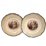 COLECIONISMO - Par de Grandes medalion, da coleção Europeias do século XIX, decorado por cena galante e frisos dourados, confeccionada em porcelana com bordas onduladas. Medida: 32cm. Obs, apresenta pequenos desgastes na pintura das bordas.