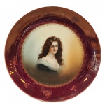 ROSENTHAL BAVARIA - Antigo Medalhão século XIX,  Coleção dita "Royal Vienna", com rica pintura de figura feminino, pintada a mão, cercado por borda no tom vinho, com detalhes dourados em arabescos. Medida: 31cm.